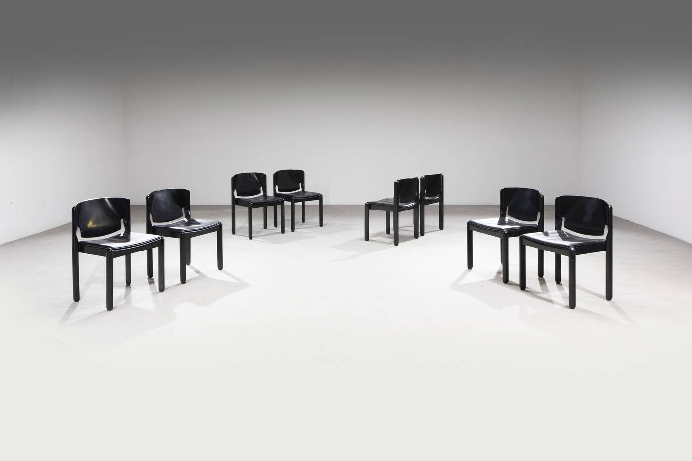 VICO MAGISTRETTI - Set di otto sedie impilabili mod. 122