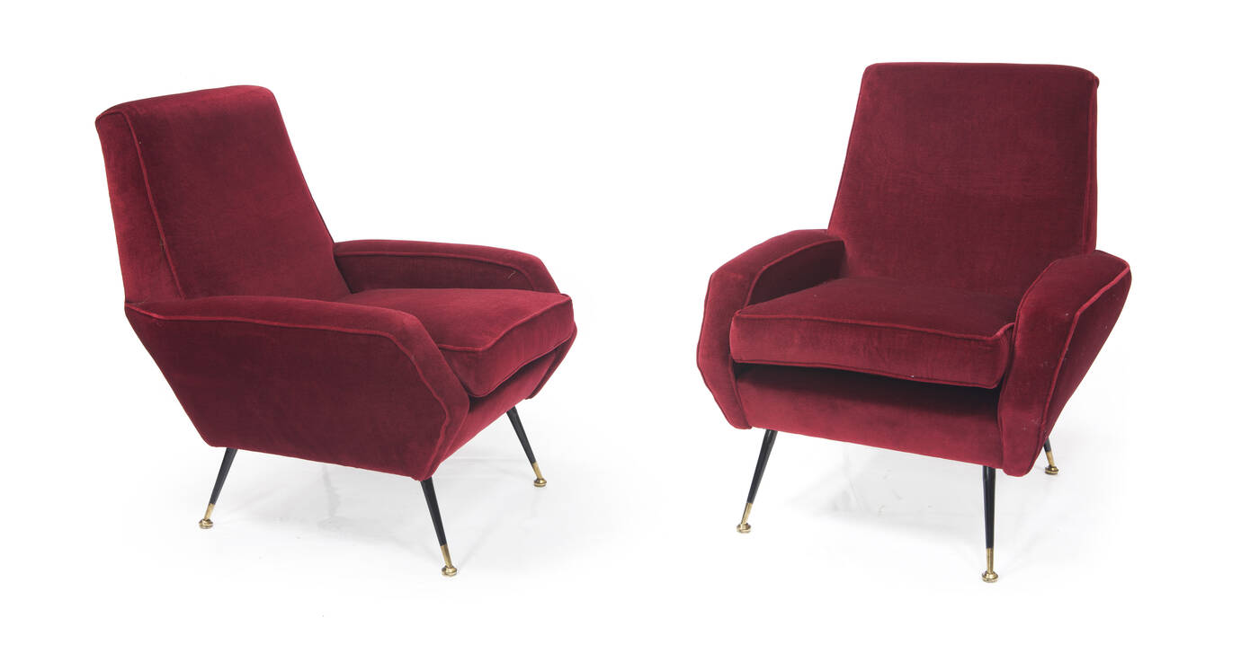 GIGI RADICE - Coppia di poltrone con struttura in metallo laccato e imbottitura in velluto rosso.