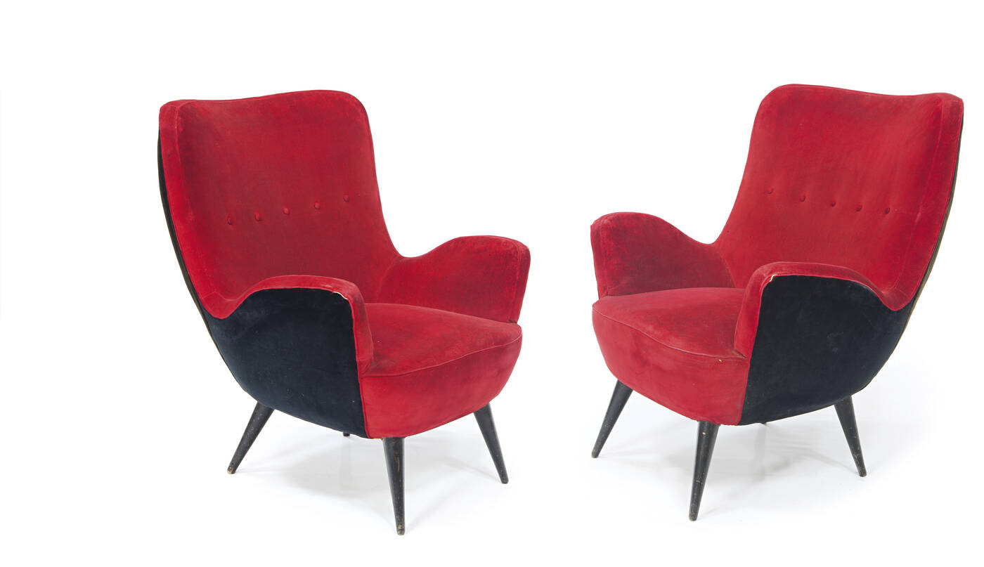 PRODUZIONE ITALIANA - Coppia di poltrone con struttura in legno e imbottitura in velluto.