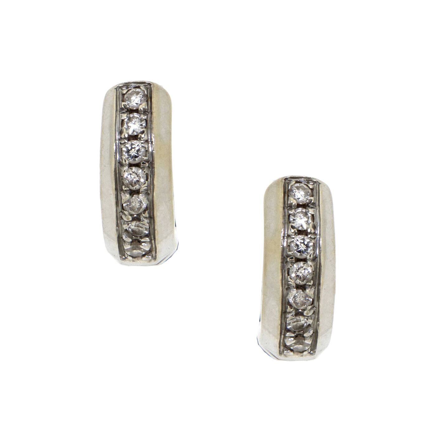 COPPIA DI ORECCHINI - Coppia di orecchini in oro bianco, a cerchio, con diamanti taglio brillante per complessivi ct 0,20 ca