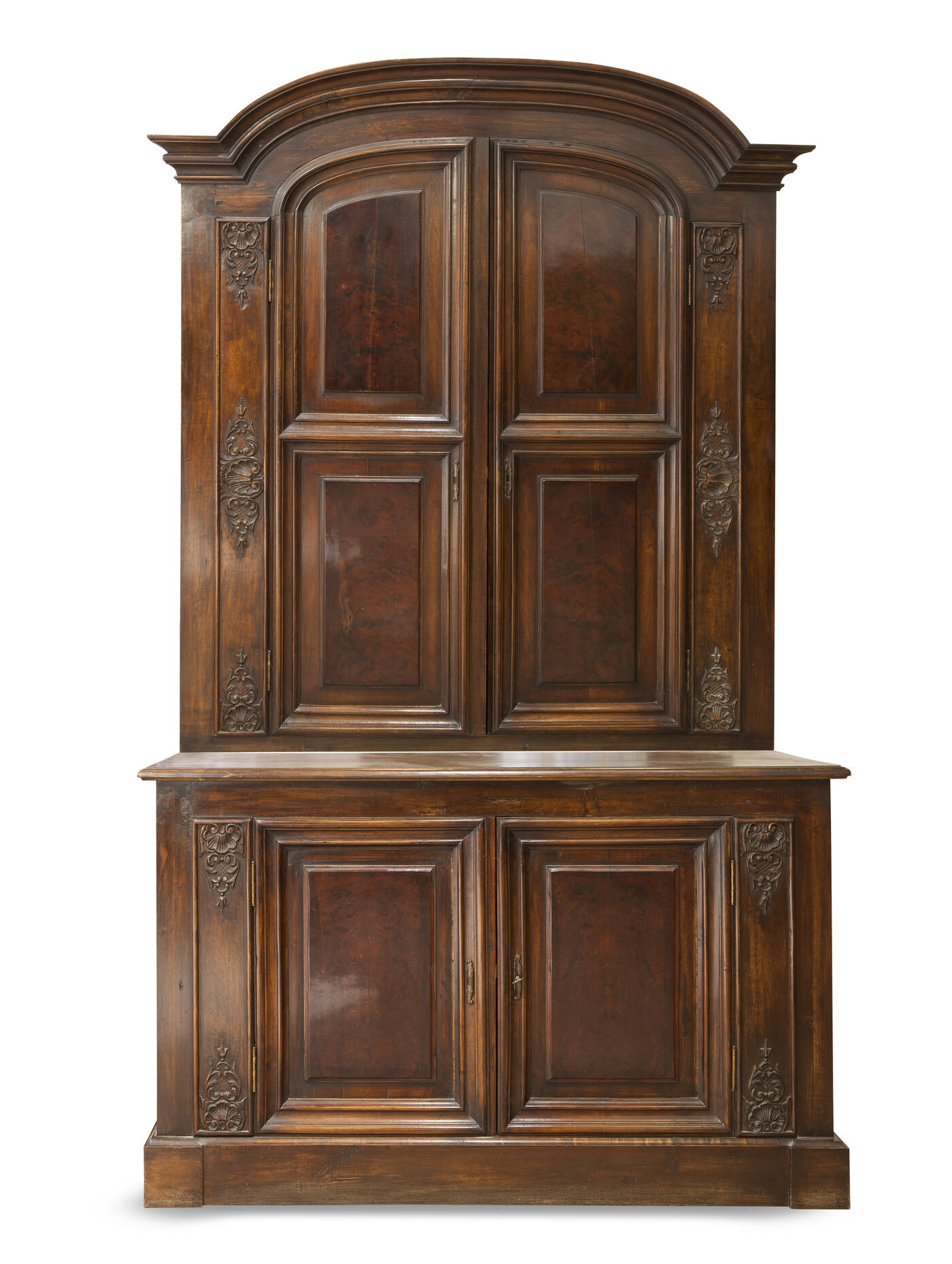 DOPPIO CORPO - Doppio corpo in noce e radica di noce, inizi XX sec., parti scolpite a motivi vegetali e conchiglie. Due ante nella parte superiore e due nella parte inferiore