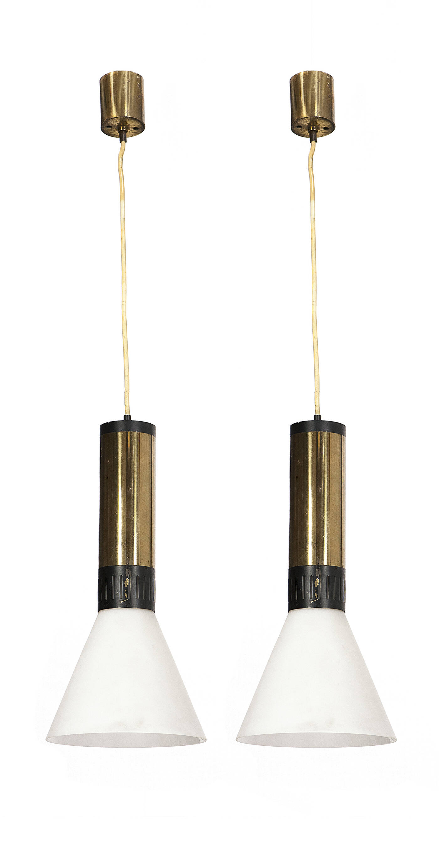 STILNOVO - Coppia di lampade a sospensione in ottone zapponato, metallo smaltato e diffusori in vetro opalino.