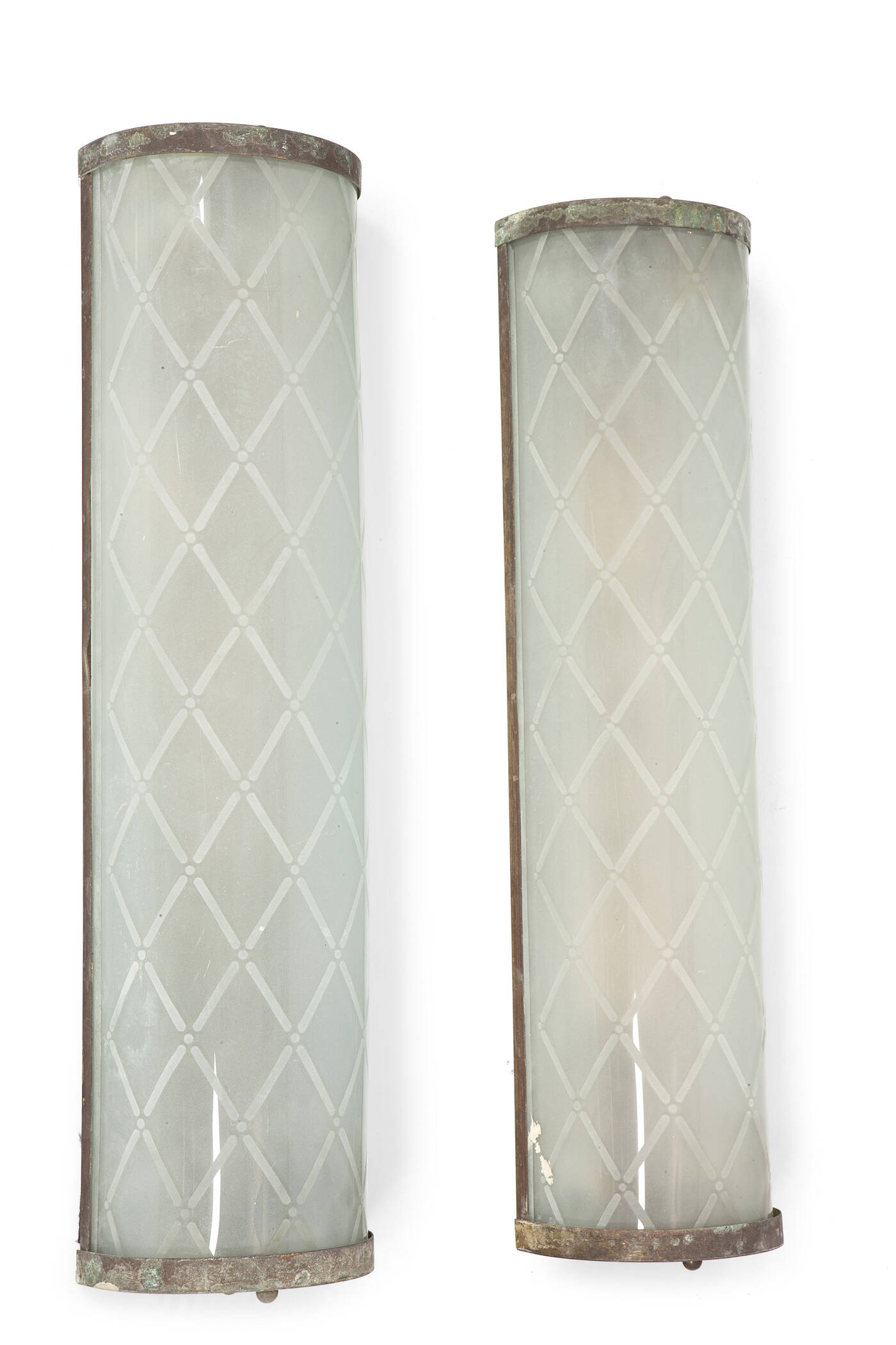 FONTANA ARTE - Coppia di lampade da muro in metallo, ottone e vetro inciso.