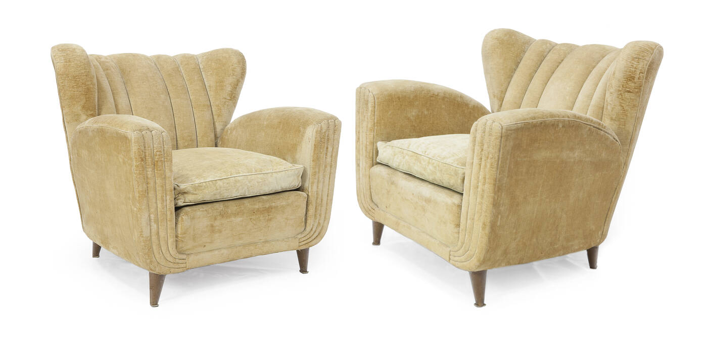 PRODUZIONE ITALIANA - Coppia di poltrone con struttura in legno di noce e imbottitura rivestita in tessuto.