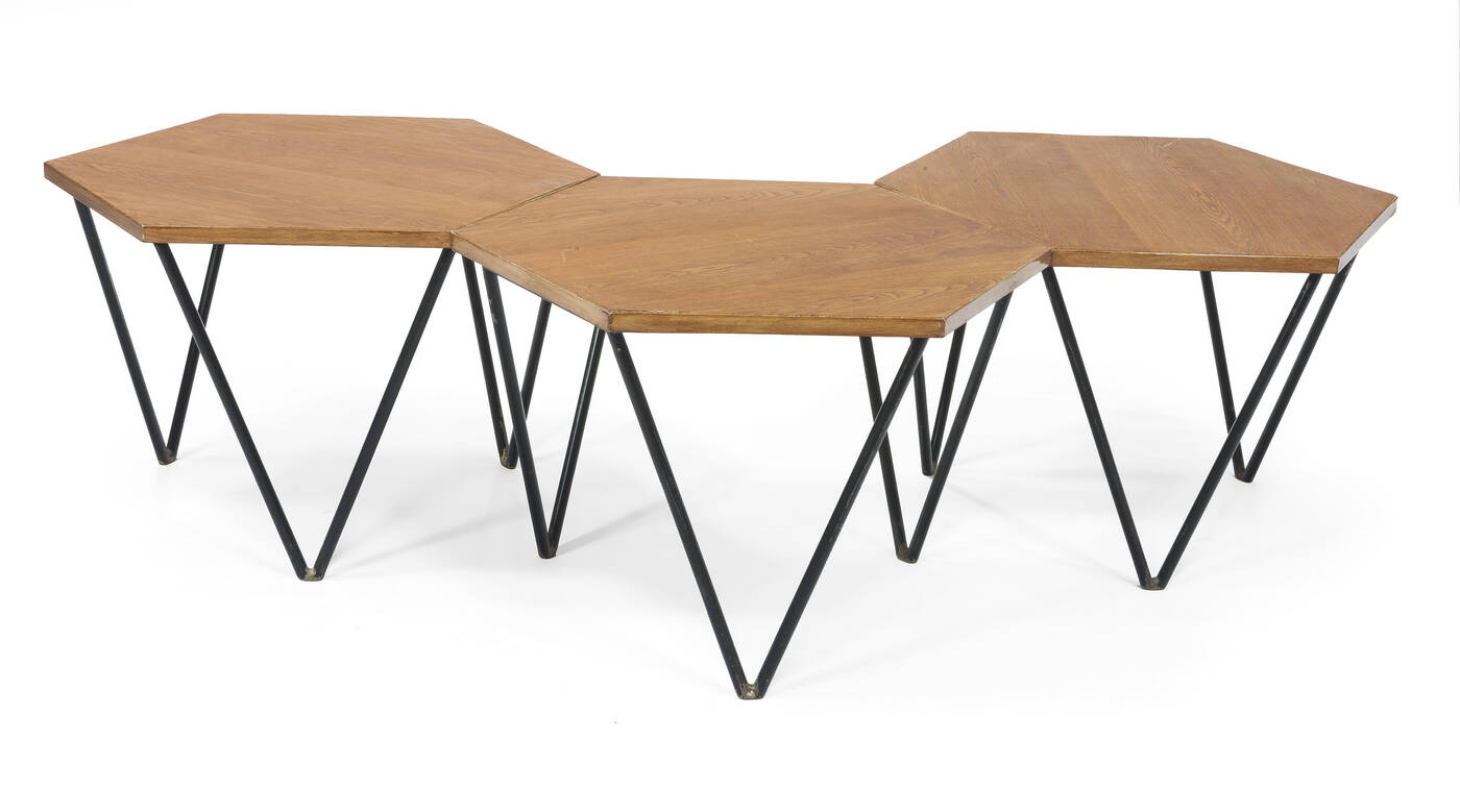 GIO PONTI - Tavolino in ferro verniciato, impiallacciatura in frassino.