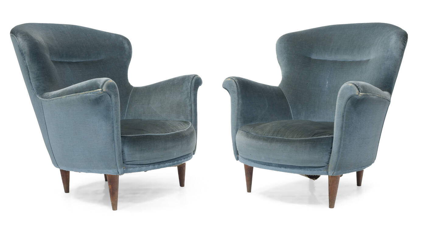 PRODUZIONE ITALIANA - Coppia di poltrone con struttura in legno di noce e imbottitura in velluto.