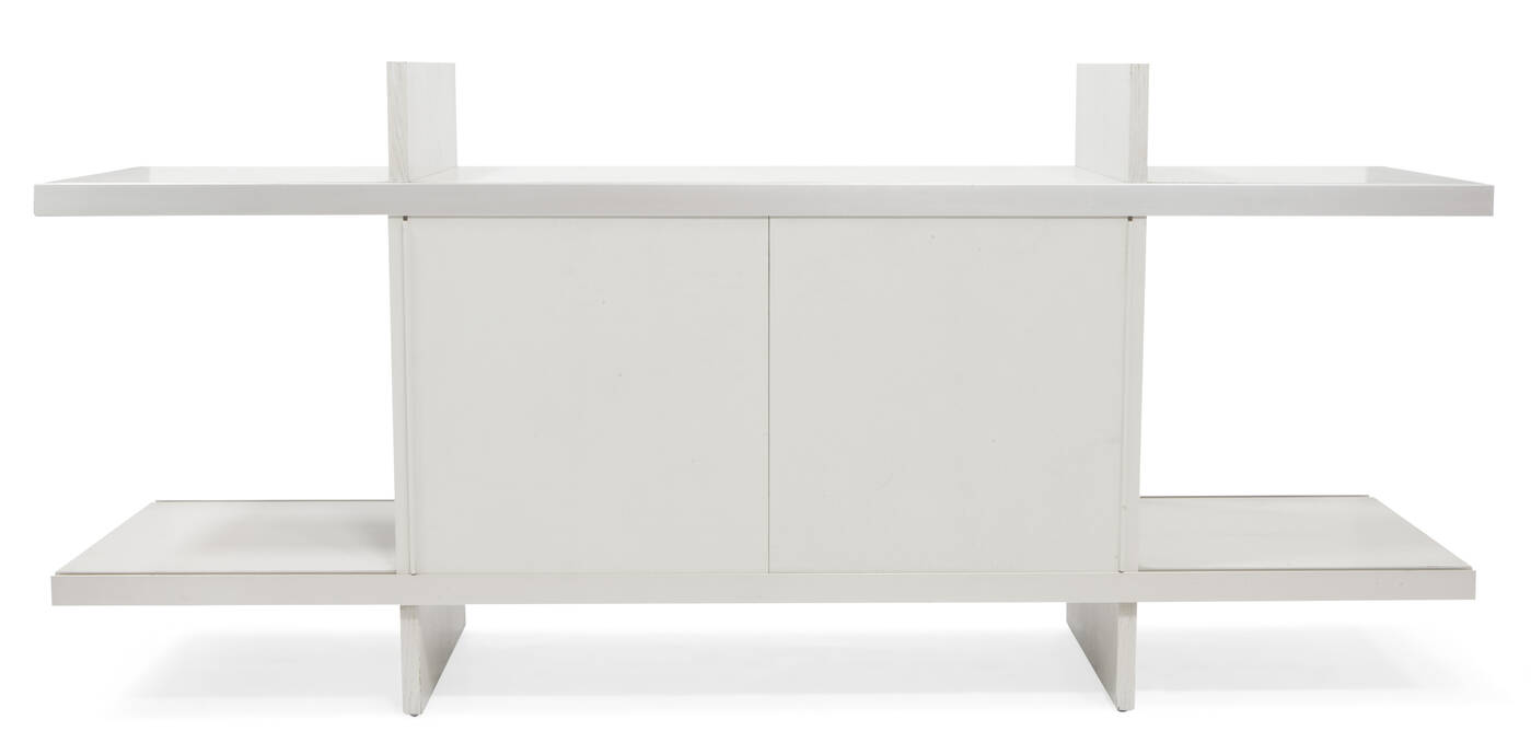 ANGELO MANGIAROTTI - Multiuse <br>Credenza in legno laccato con ante e profili in acciaio satinato.