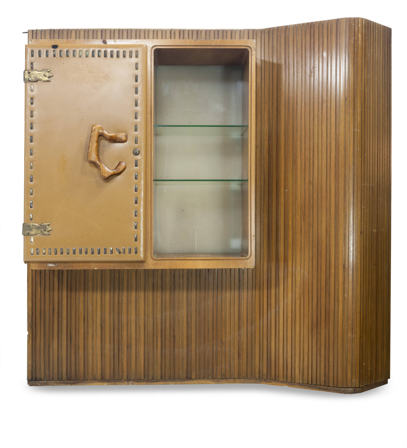 GIORGIO RAMPONI - Piccola boiserie con bacchette in legno, sportello foderato in skai affiancato da vano con pianetti in vetro.