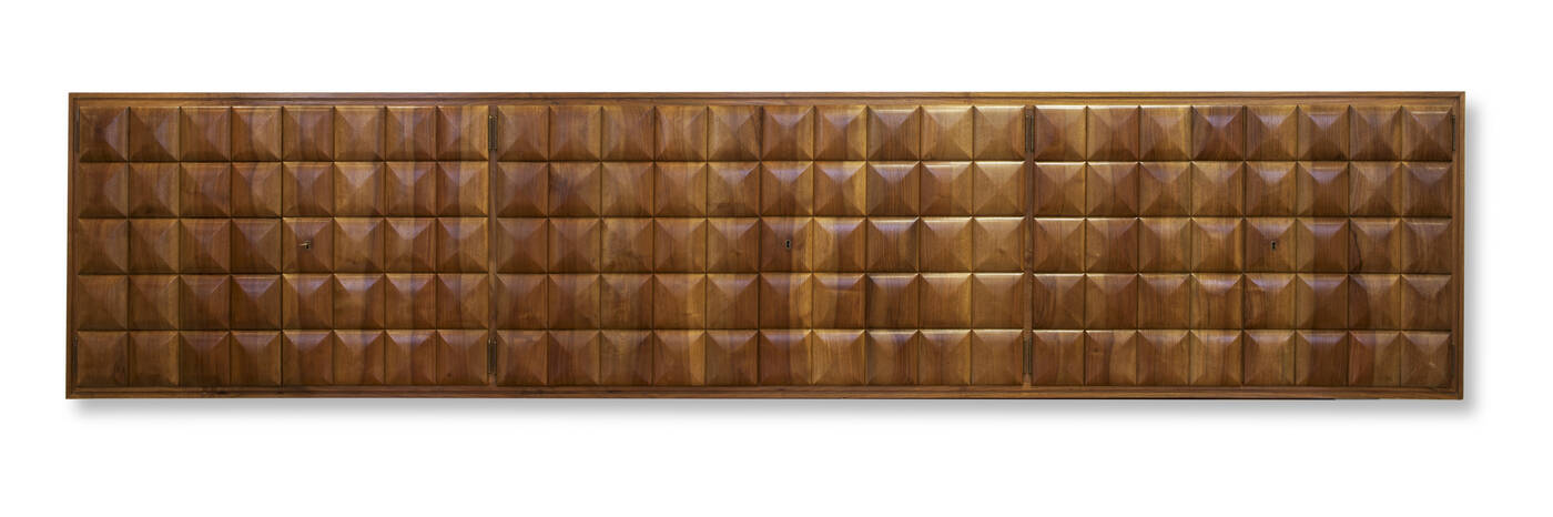 PAOLO BUFFA - Credenza sospesa a sei sportelli in legno di noce con decoro a rettangoli 'a diamante'