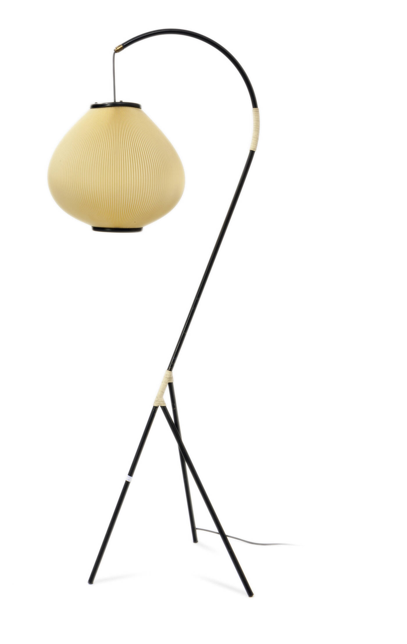 PRODUZIONE ITALIANA - Lampada da terra in metallo laccato e diffusore sferico pendente in materiale plastico.