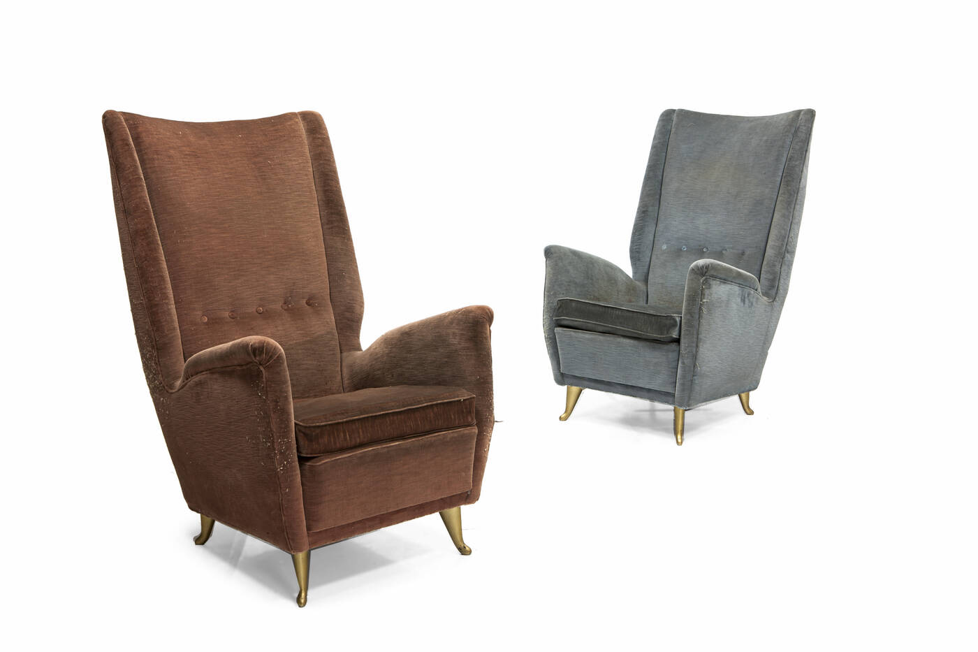 I.S.A - Coppia di importanti poltrone con imbottitura rivestita in velluto e sostegni in ottone verniciato.