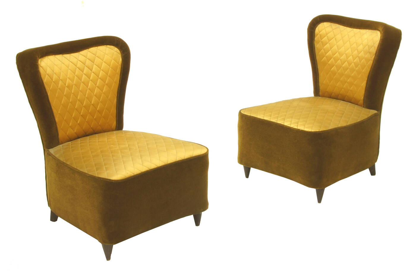 PRODUZIONE ITALIANA - Coppia di poltroncine con imbottitura rivestita in tessuto e sostegni in legno.