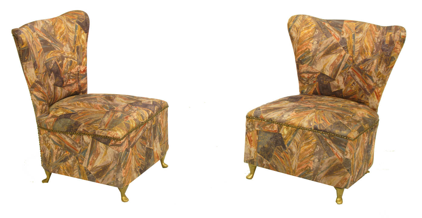 PRODUZIONE ITALIANA - Due poltrone da camino con imbottitura rivestita in tessuto, piede in ottone.
