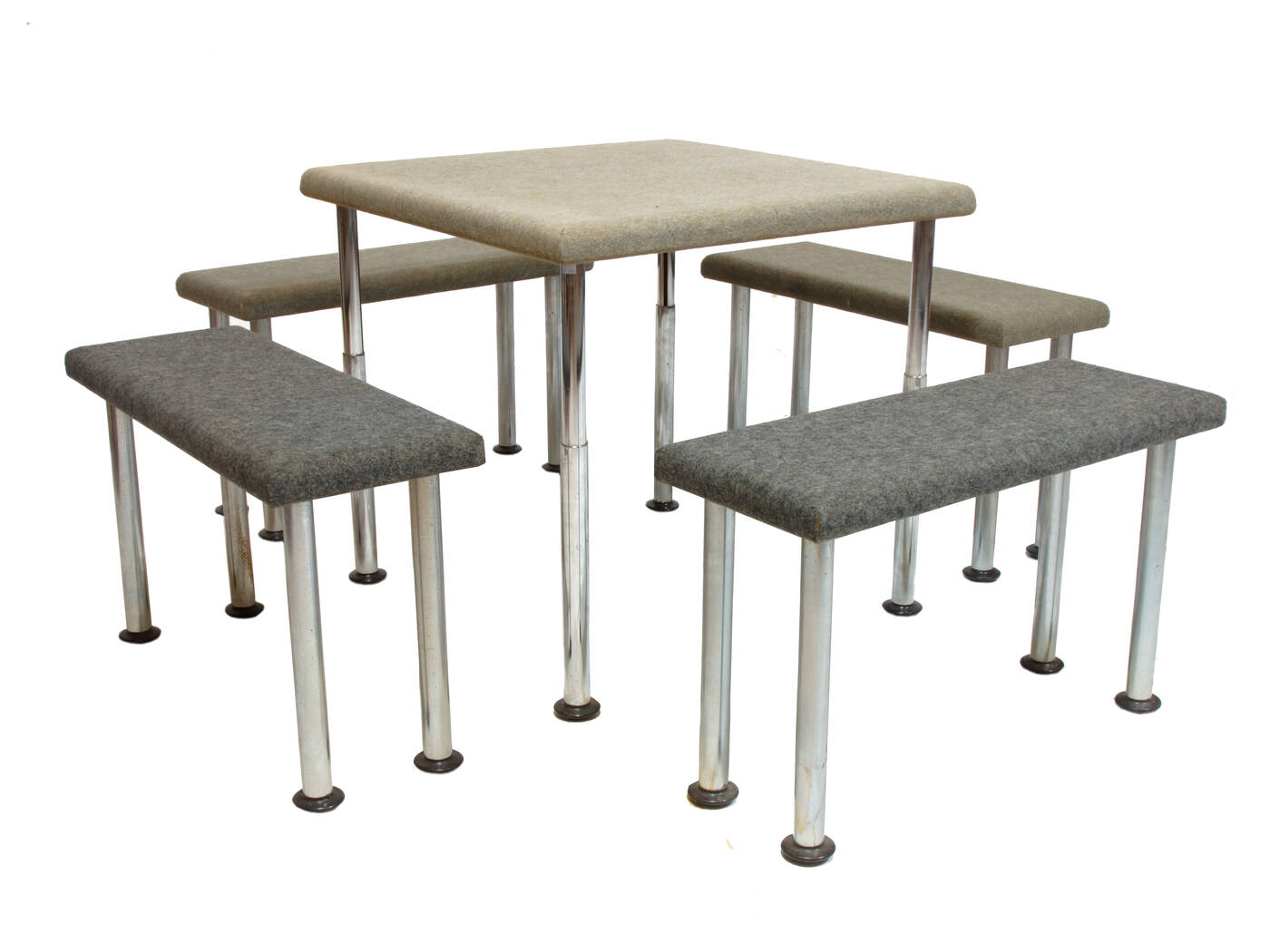  ROBERTO GABETTI, AIMARO ISOLA, GUIDO DROCCO - Tavolo e quattro panche, piano con rivestimento in tapison.