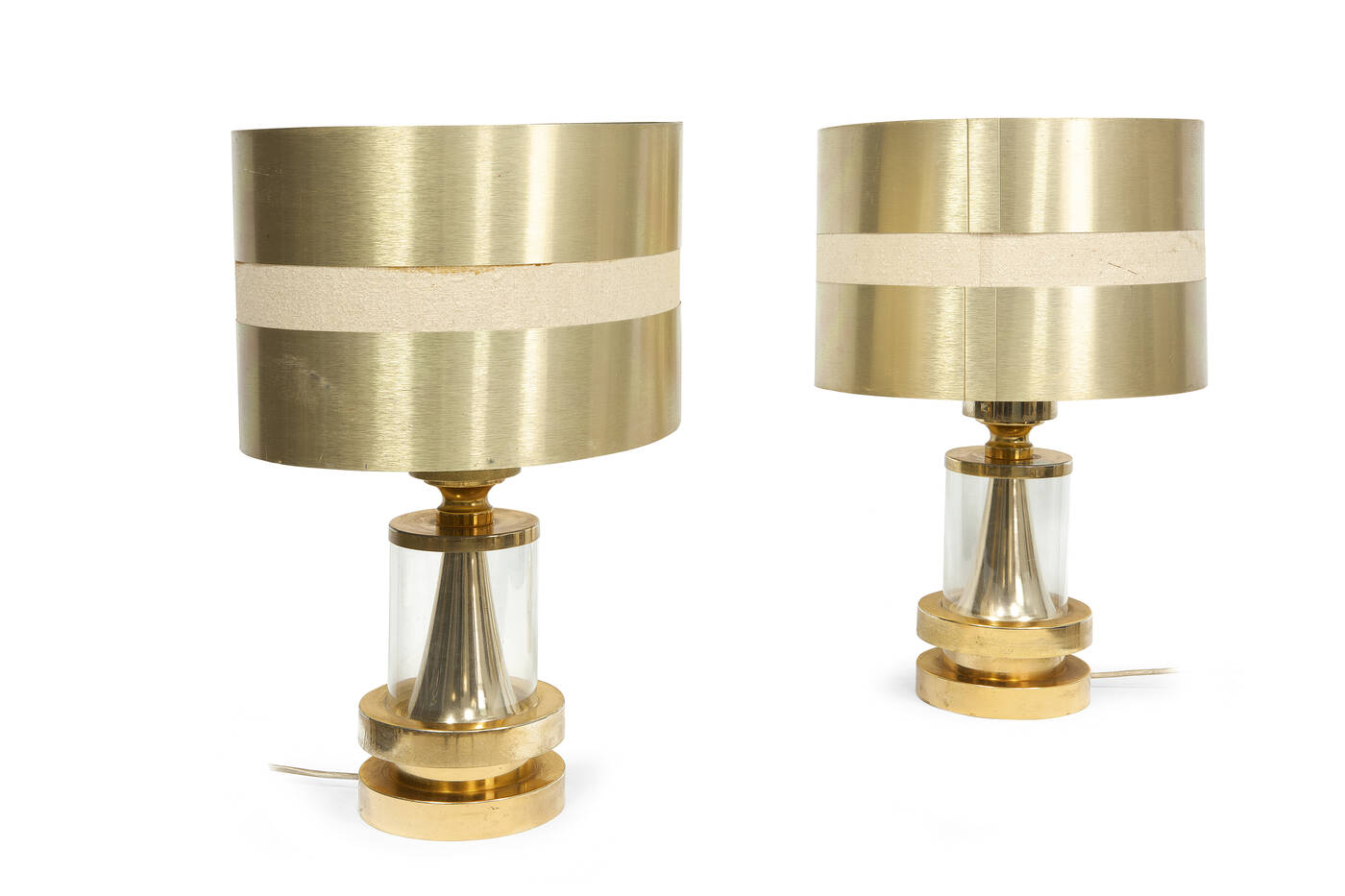 PRODUZIONE ITALIANA - Coppia di lampade da tavolo in ottone e vetro.