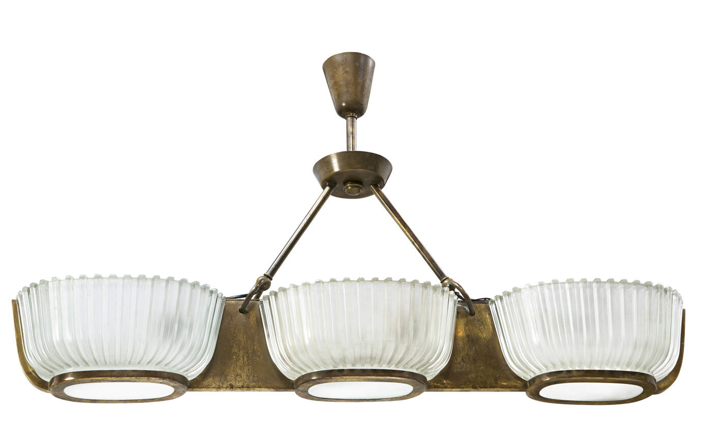 PRODUZIONE ITALIANA - Grande lampadario con struttura in ottone e diffusori in cristallo pressato e satinato.