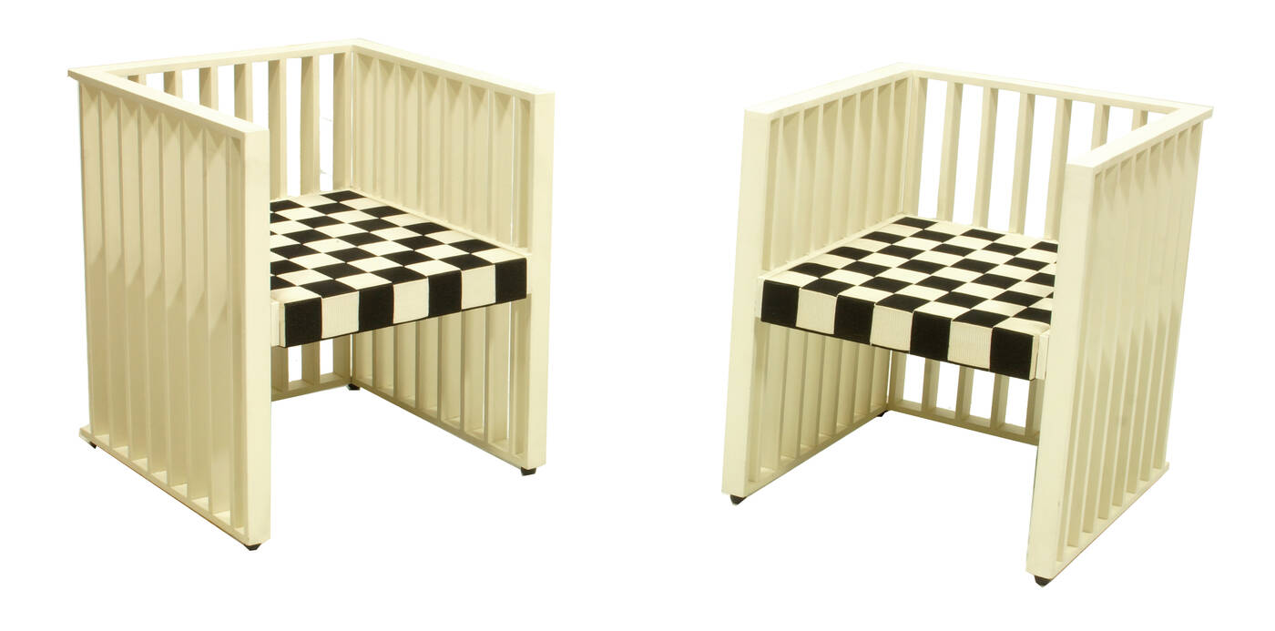 JOSEF HOFFMAN, KOLOMAN MOSER - Purkersdorf<br>Coppia di sedie in legno laccato, imbottitura rivestita in tessuto.