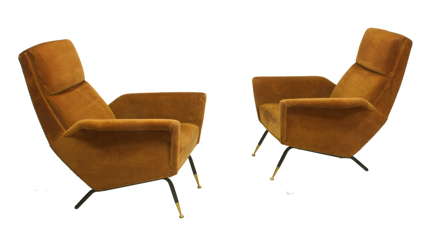 PRODUZIONE ITALIANA - Coppia di poltrone con struttura in metallo e imbottitura rivestita in velluto.