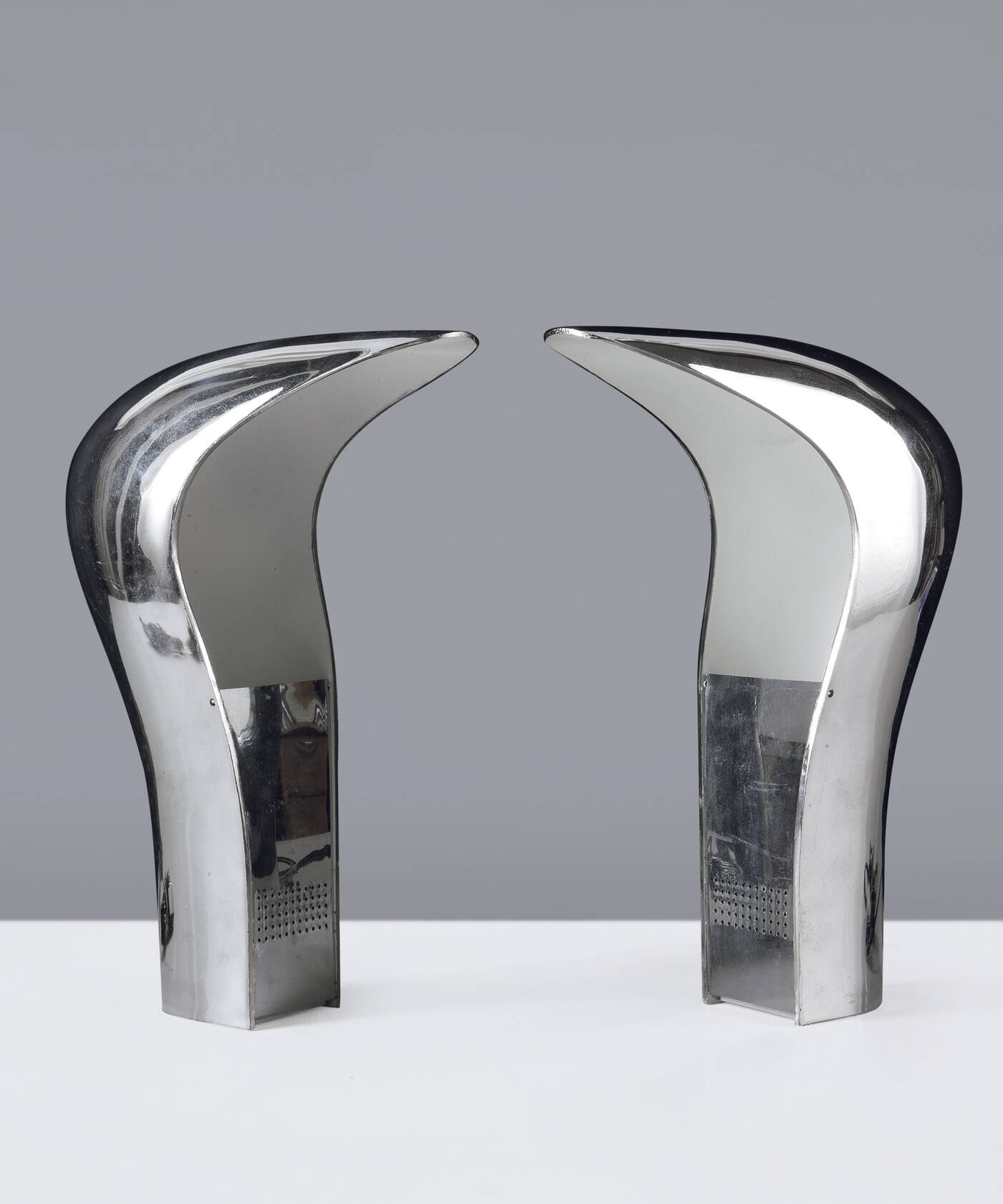 CESARE CASATI, EMANUELE PONZIO (STUDIO DA) - Pelota<br>Coppia di lampade da tavolo in resina ABS.<br>Prod. Lamperti 1971