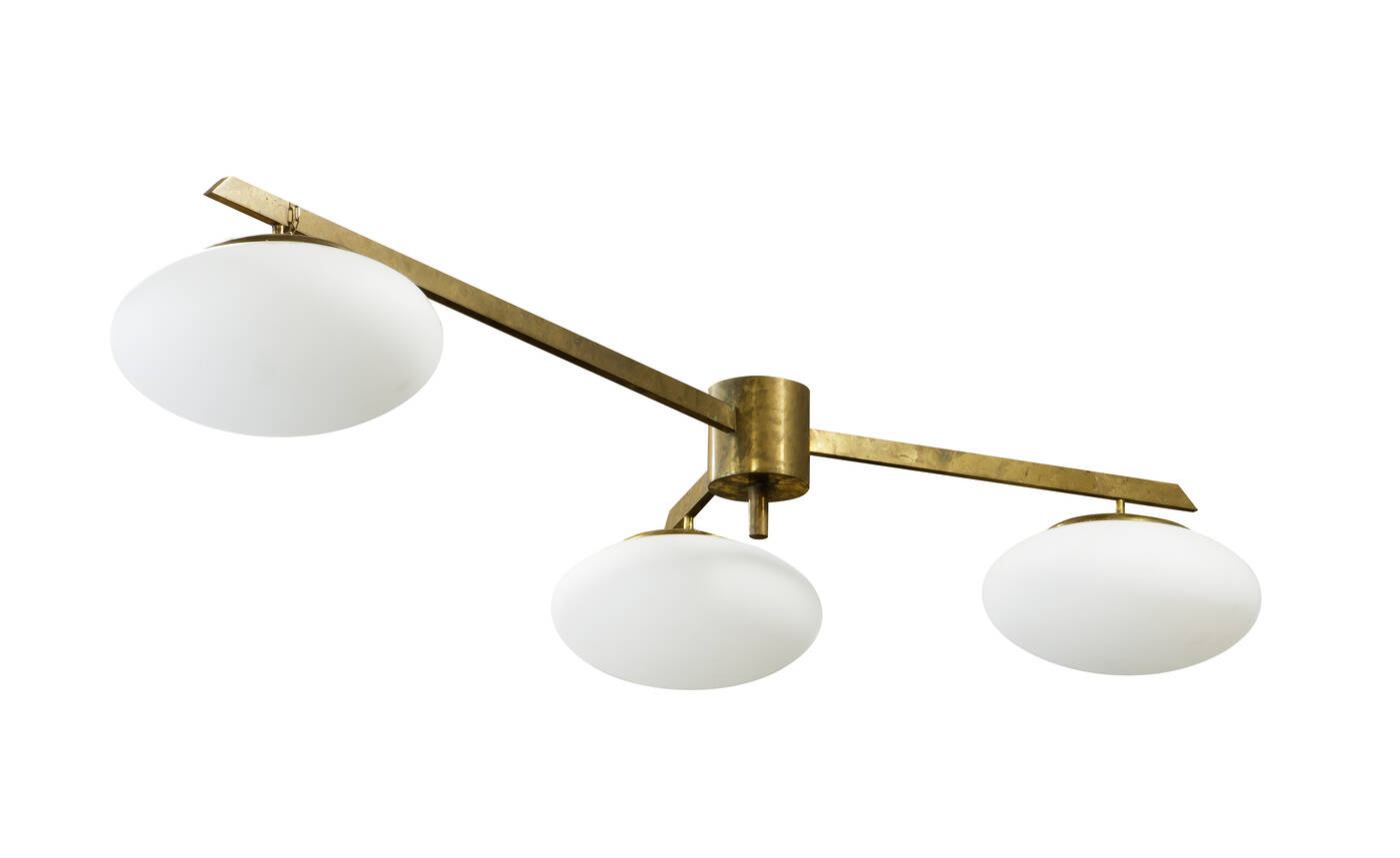 ANGELO LELII - Lampada a sospensione con struttura in ottone e diffusori in vetro satinato.