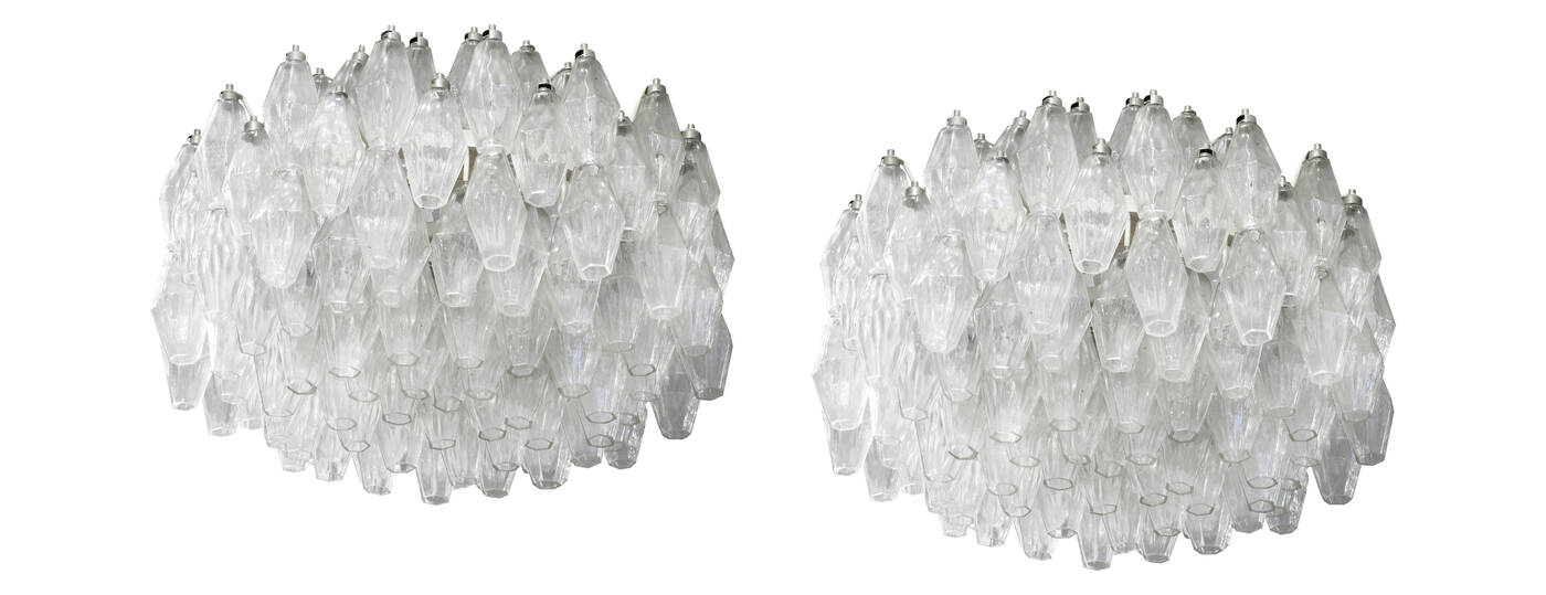 VENINI - Coppia di lampadari a quattro ordini di elementi della serie poliedri in vetro soffiato.<br>