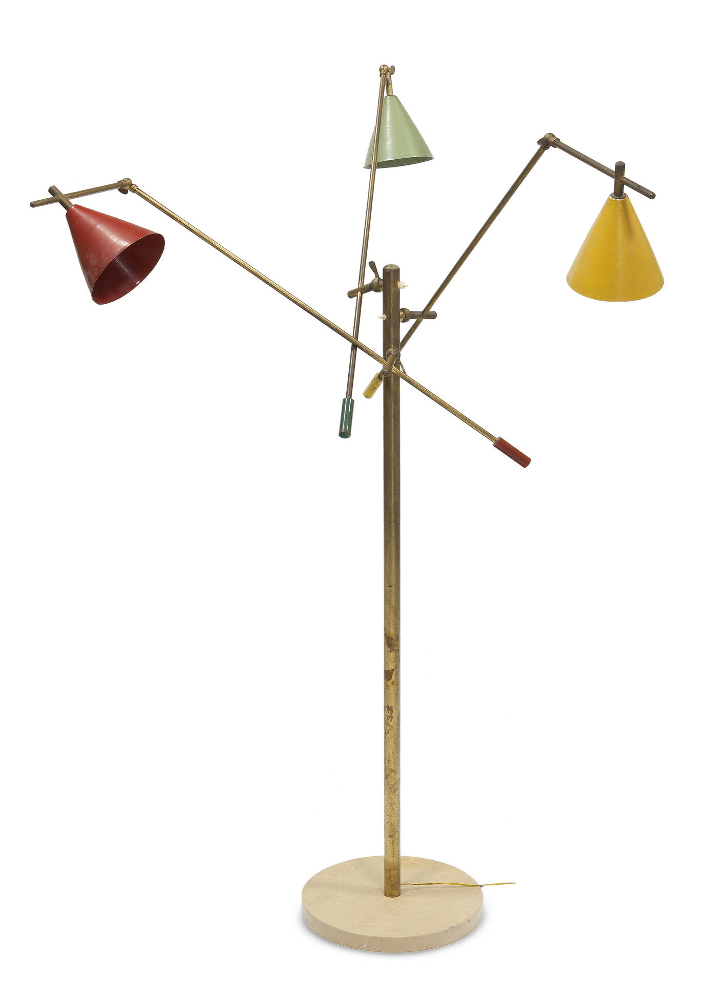 PRODUZIONE ITALIANA - Lampada da terra con bracci snodati, paralumi orientabili in ottone, metallo laccato e base in marmo.