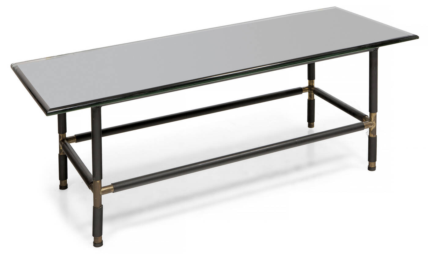 FONTANA ARTE - 1736<br>Tavolino con struttura in metallo laccato, supporti e giunzioni in ottone, piano in cristallo grigio molato e specchiato.