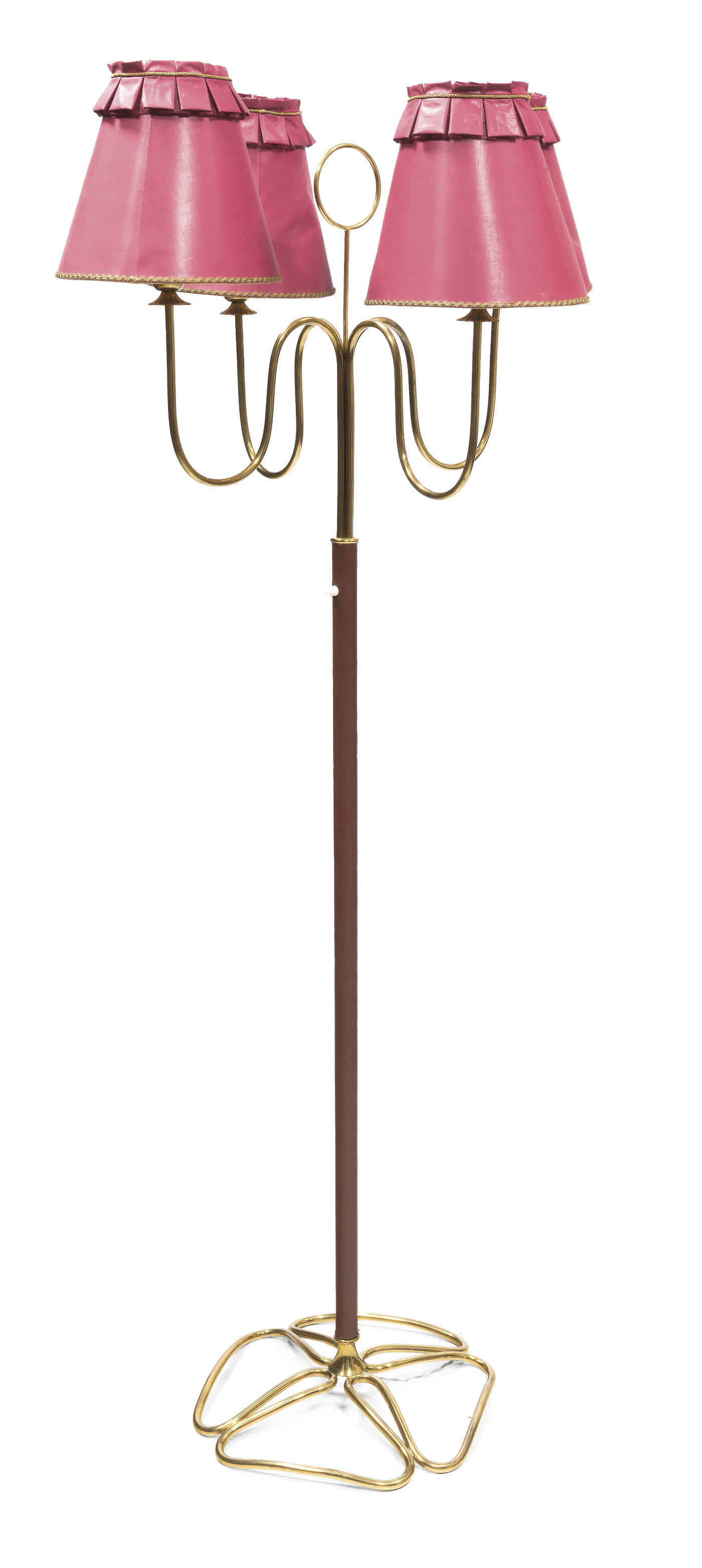 GINO SARFATTI - Mod. 1032 (variante)<br>Lampada da terra con base in filo di ottone lucido a forma di quadrifoglio, stelo ricoperto in pelle e ottone. Diffusori in tessuto.