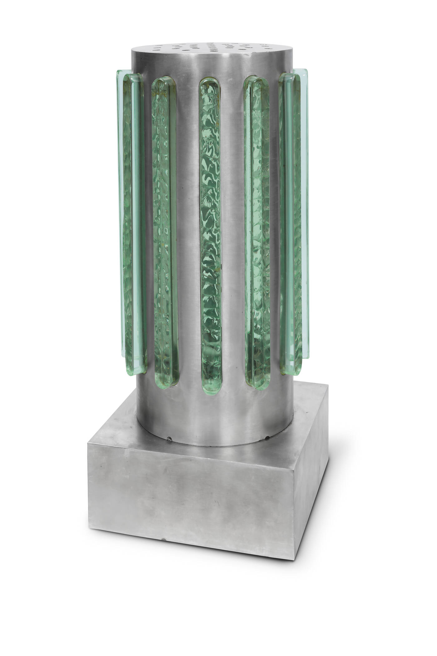 PRODUZIONE ITALIANA - Lampada da tavolo con struttura in acciaio satinato ed elementi in vetro scalpellato di forte spessore.