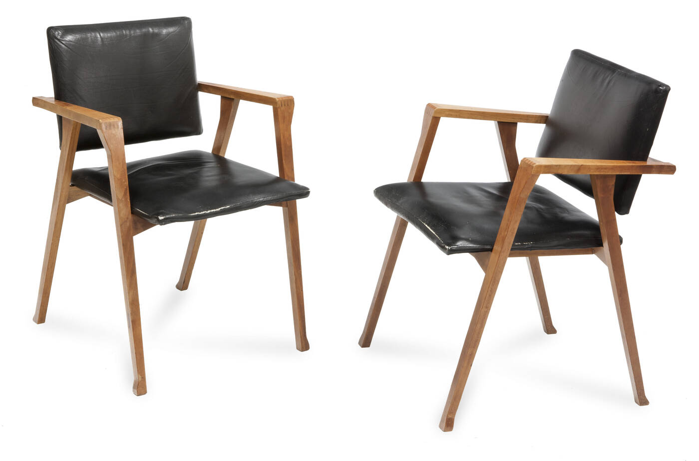 FRANCO ALBINI - Luisa<br>Coppia di sedie con struttura in legno di noce, sedile e schienale imbottiti in gommapiuma rivestita in pelle.