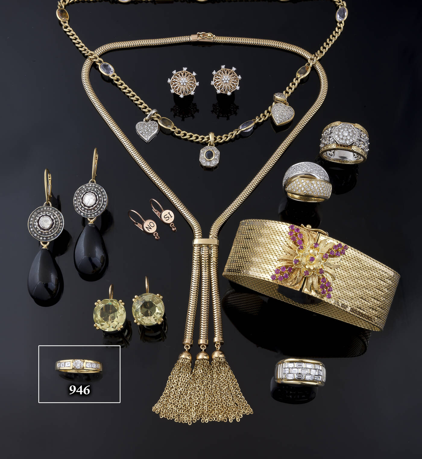 ANELLO - In oro giallo, con diamante centrale taglio ovale di <br>ct  0,25 ca e ai lati diamanti taglio carrè per complessivi ct 0,50 ca