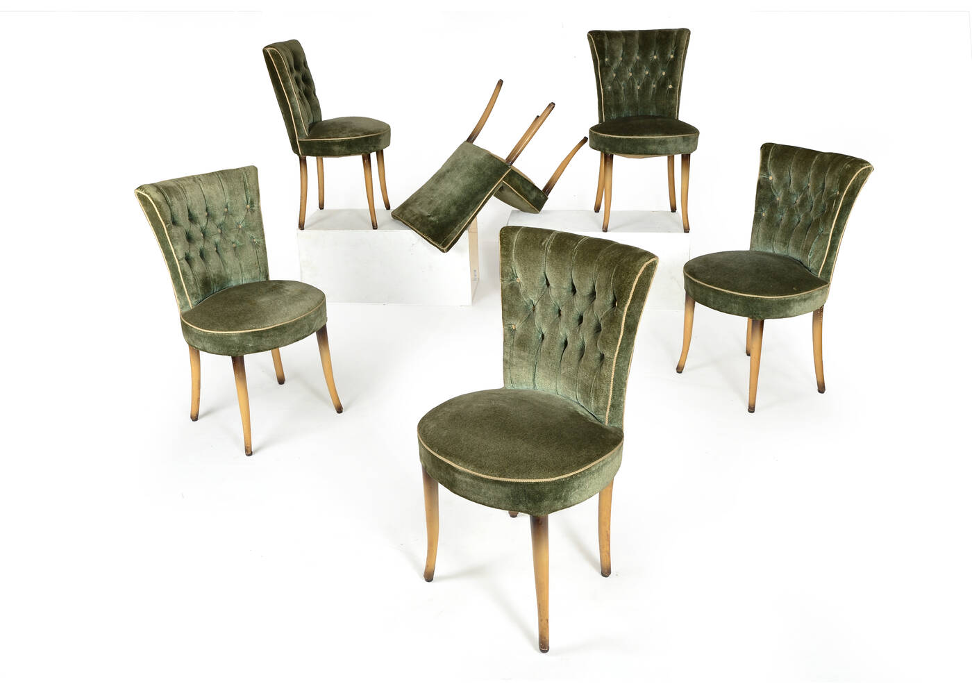 PRODUZIONE ITALIANA - Sei sedie con seduta in velluto imbottito e gambe