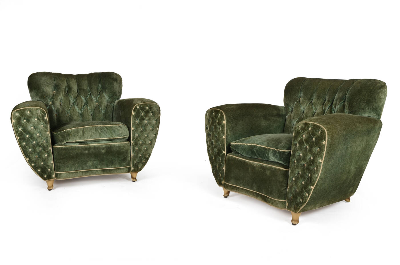 PRODUZIONE ITALIANA - Coppia di grandi poltrone in velluto capitoné