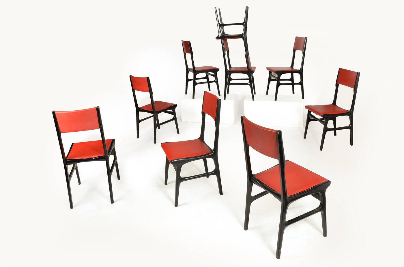 CARLO DE CARLI, attribuito - Nove sedie in legno ebanizzato e 