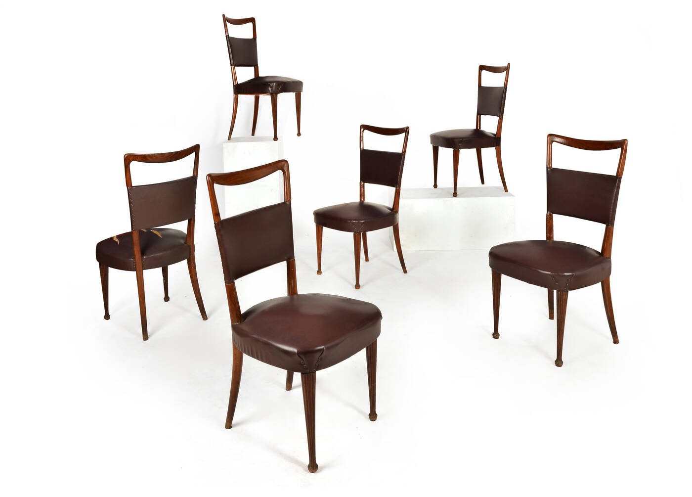 DASSI - Sei sedie in legno di noce e rivestimento in skai