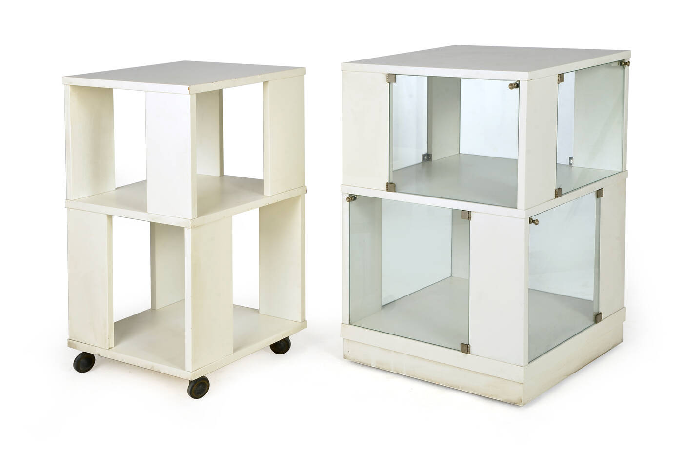 PRODUZIONE ITALIANA - Coppia di librerie in legno di noce laccato e ante in 