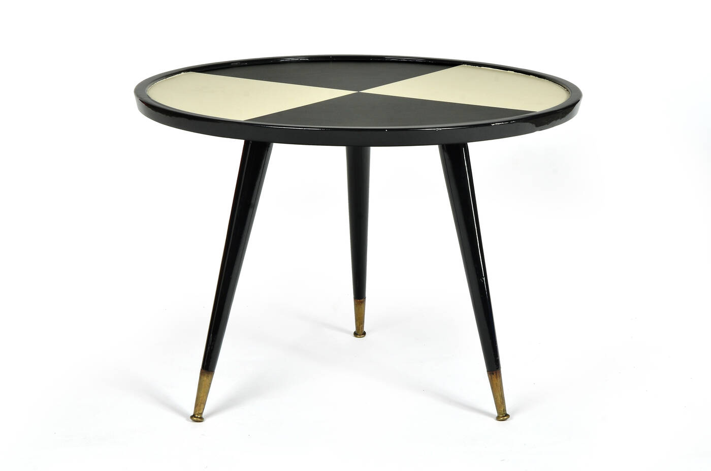 PRODUZIONE ITALIANA - Tavolino in legno laccato, puntali in ottone.