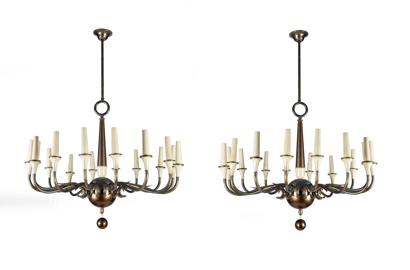 ARREDOLUCE, attribuito - Coppia di grandi lampade a sospensione in ottone