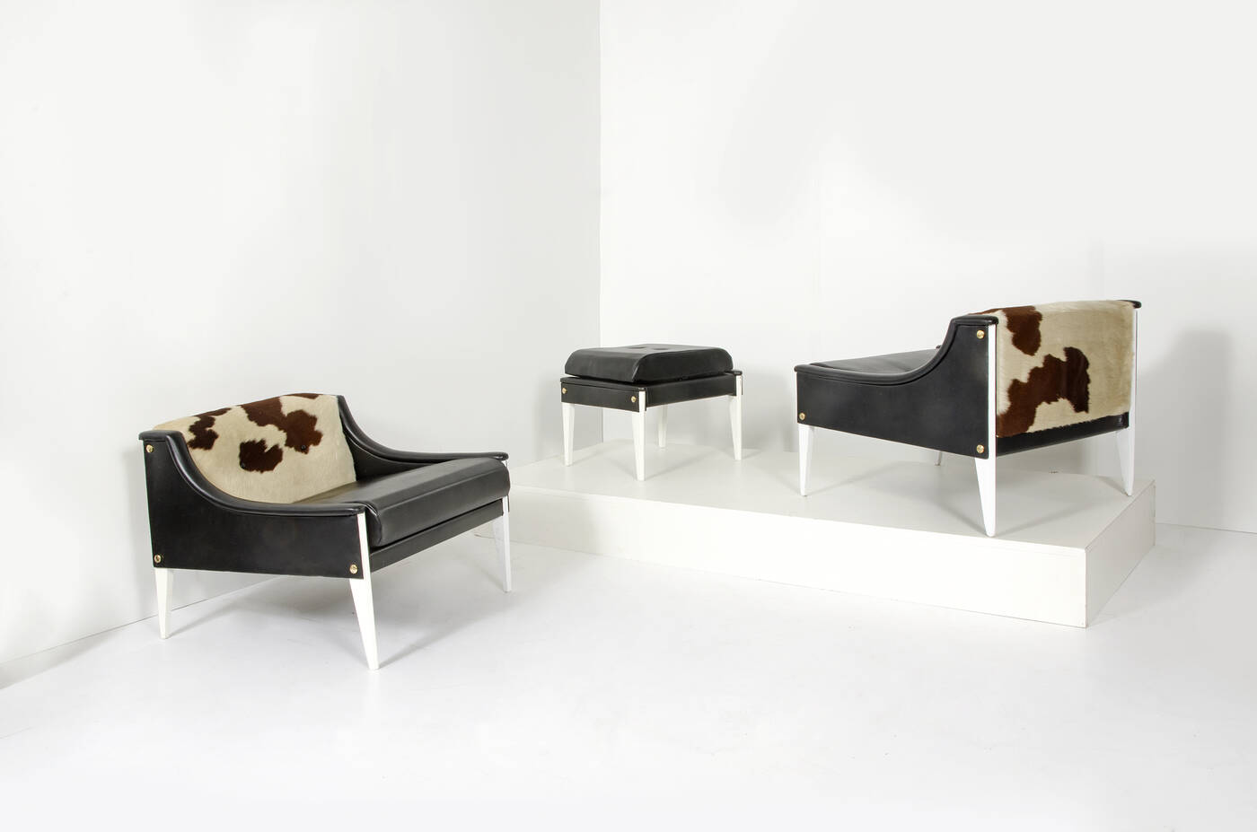 GIO PONTI - Coppia di poltrone e pouf mod. Dezza