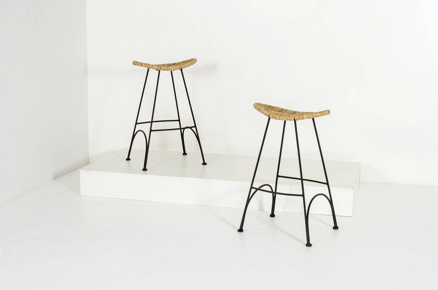 TOM DIXON - Coppia di sgabelli della serie 'Banana Chair'