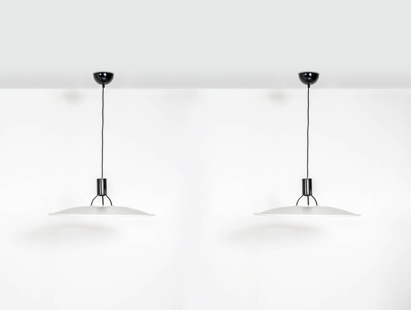 GINO SARFATTI - Coppia di lampade a sospensione mod, 2133