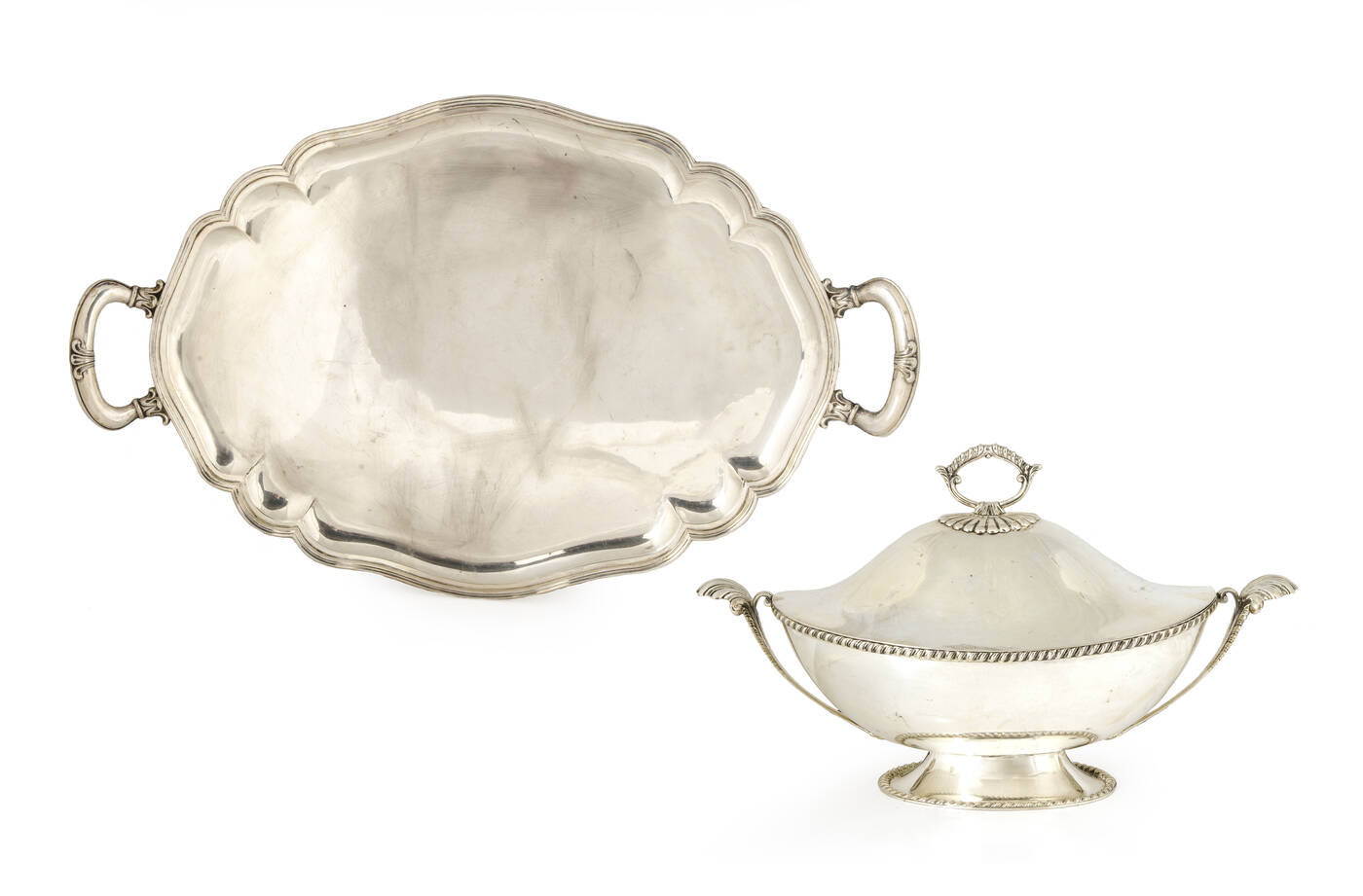 LOTTO DI DUE OGGETTI IN ARGENTO - composto da: un vassoio di forma polilobata con manici ed un zuppiera di gusto neoclassico 