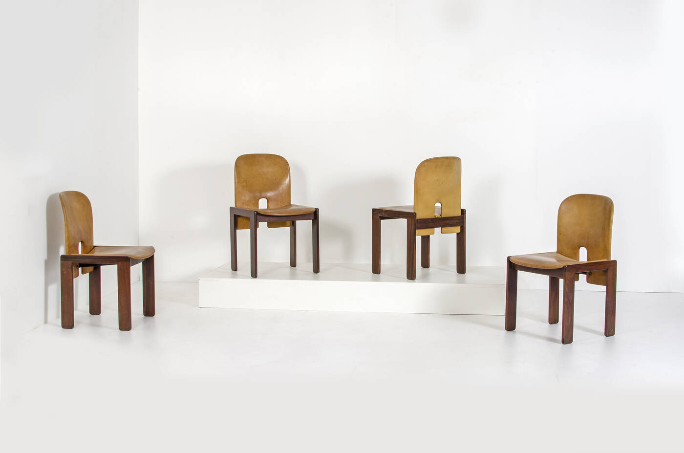 AFRA E TOBIA SCARPA - Quattro sedie mod 121