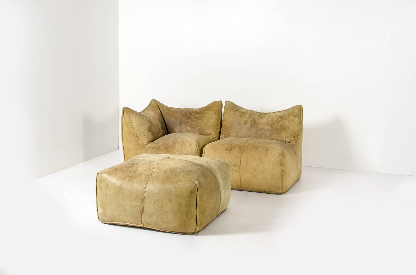 MARIO BELLINI - Due poltrone e un pouff mod. Le Bambole