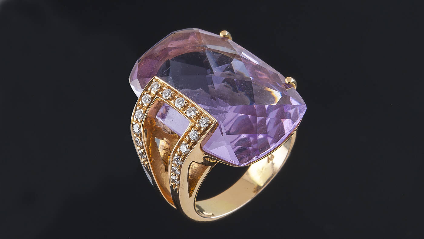 ANELLO - in oro rosa, con grande ametista centrale taglio ovale sfacettata 