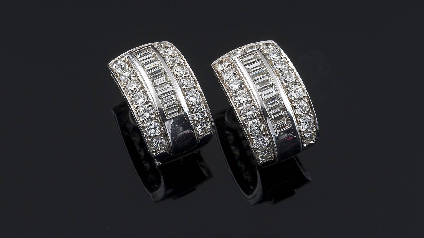 COPPIA DI ORECCHINI - in oro bianco, a semicerchio,