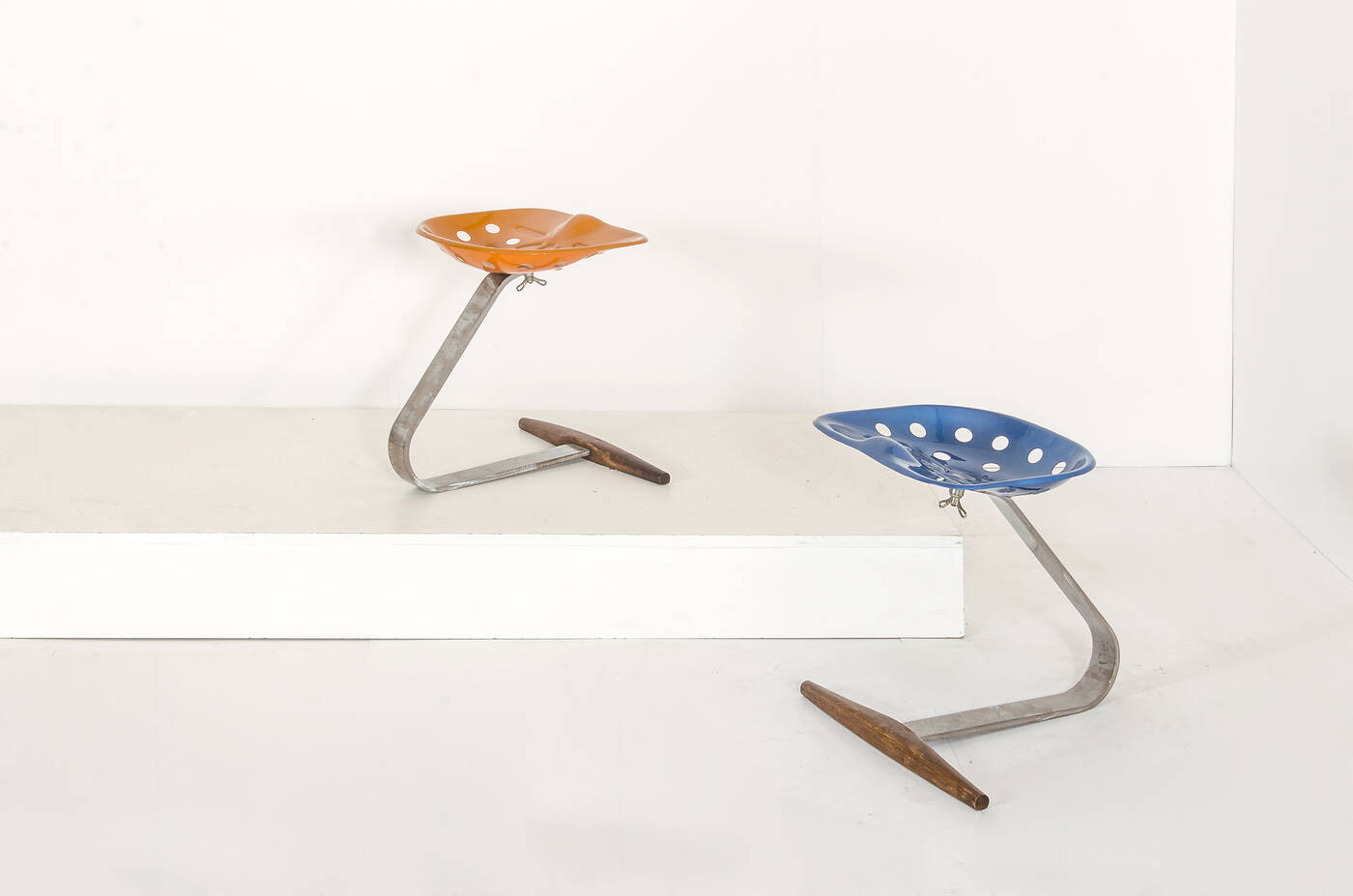 ACHILLE CASTIGLIONI - Due sgabelli mod. Mezzadro