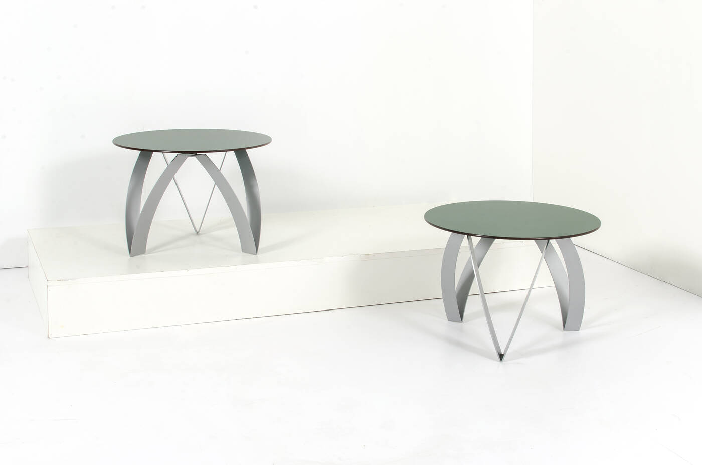 DE PAS, D'URBINO, LOMAZZI - Coppia di tavolini mod. Kioko