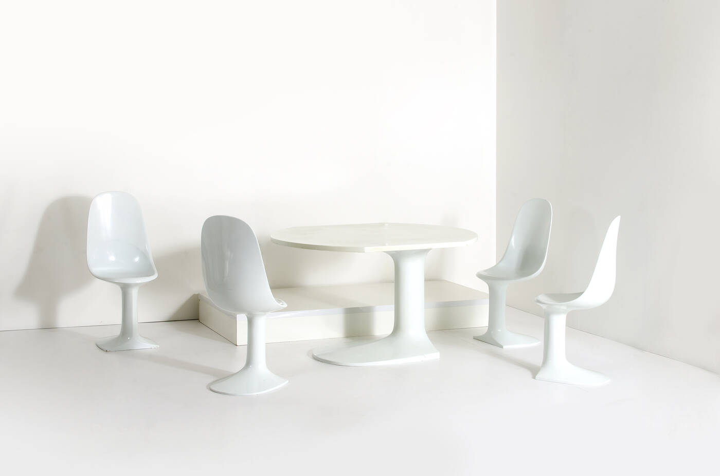 AUGUSTO BETTI - Tavolo e quattro sedie mod. Ciclope