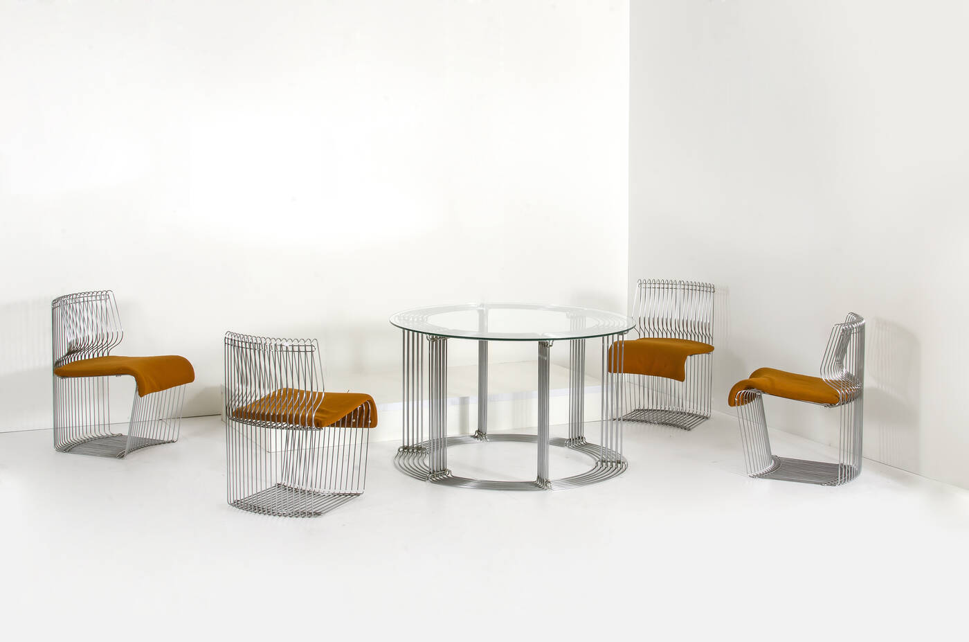 VERNER PANTON - Tavolo e quattro sedie della serie Pantonova